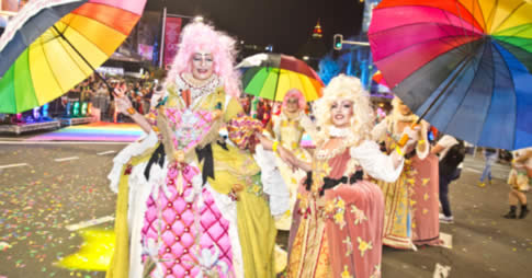 O Mardi Gras LGBT de Sydney será realizado neste sábado, 5 de março de 2016. Mais de 200 mil pessoas de todo o mundo se reunirão em torno do Hyde Park e da Oxford Street para participar da maior festa do gênero no Hemisfério Sul. O desfile faz parte de um
