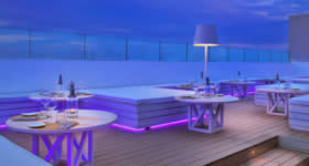 Gastro tapas acompanhadas de drinques únicos e uma vista espetacular de Ibiza. É fácil compreender o sucesso do The Rooftop, no terraço do ME Ibiza. O restaurante oferece uma experiência VIP, além de piscina infinita e um conjunto de camas balinesas. Perf