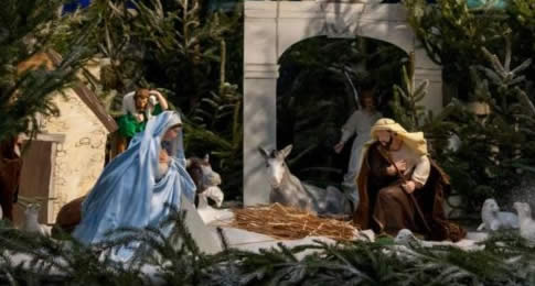 Santuário de Nossa Senhora de Lourdes convida todos a conhecer a rota dos presépios montados para o Natal. Após passar pela Porta da Misericórdia, mais de dez presépios esperam os visitantes.