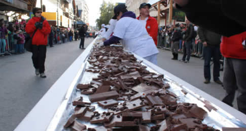Considerada a capital argentina do chocolate, cidade terá maior barra de chocolate do mundo e distribuição de 12 mil ovos 