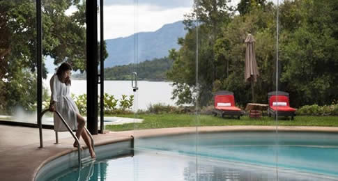 Dentro do Hotel Antumalal, em um bosque de frente para o lago Villarrica, o espaço oferece tratamentos corporais em um ambiente sofisticado e acolhedor