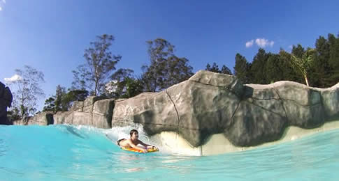 Parque aquático tem horário ampliado às sextas e sábados do mês de julho, com atrações especiais