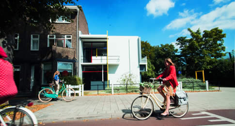 Em 2017, a Holanda comemora s 100 anos do De Stijl, movimento artístico criado no país pelos holandeses Piet Mondriaan e Gerrit Rietveld. Os trabalhos do pintor e do arquiteto exercem grande influência sobre art
