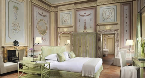 Luxuosas acomodações na Inglaterra, na Itália, em Portugal e na França exibem peças exclusivas como destaques de décor