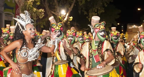 Festa popular dura mais de trinta dias e tem uma das maiores baterias de tambores do planeta