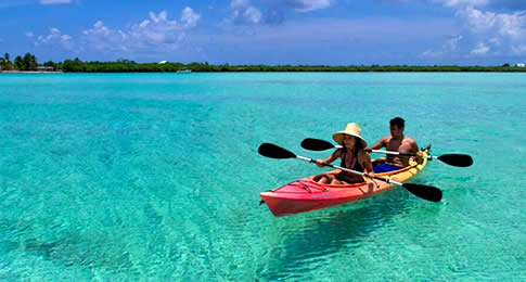 As Ilhas Cayman são um território britânico ultramarino localizado no Caribe a apenas uma hora de voo de Miami