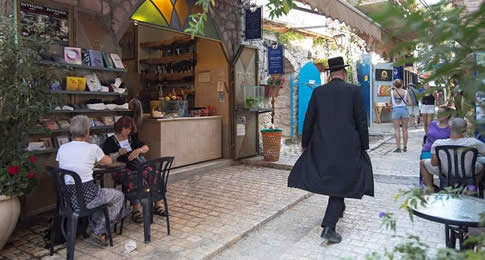  A revista destaca a vida noturna, o crescimento da cena gastronômica nos últimos anos, além da vibrante região portuária de Jaffa
