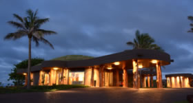 Bem-vindo ao Hotel Hangaroa Eco Village & Spa, um lugar para quem busca uma experiência única e afastada do cotidiano! Venha vivenciar um novo mundo, com uma cultura única e pessoas autênticas. Aberto em setembro de 2012, o Hotel Hangaroa Eco Village & S
