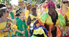 De característica vibrante, o Crop Over é o principal festival de ‪‎Barbados‬ e comemora o final da colheita de cana de açúcar, misturando elementos da cultura ‪‎caribenha‬, africana e inglesa.