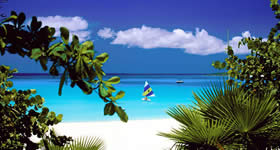 Localizada no norte do Caribe, a pequena e paradisíaca Anguilla merece muito mais do que um ‘bate-volta’. Conhecida por suas belíssimas praias de mar azul turquesa, a ilha é bastante disputada entre aqueles que desejam se desligar do mundo. Para ajudar o 