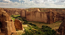 Na região nordeste do Arizona, destro do território da Nação Navajo, está localizado um monumento nacional muito curioso, o Canyon de Chelly. O cânion é c