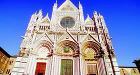 De 18 de agosto a 27 de outubro, a Catedral de Siena, localizada na Toscana, irá retirar proteção para exibir o seu piso de mármore com desenhos feitos em