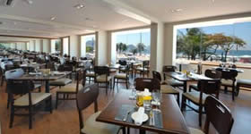 Tradicional casa da gastronomia carioca, o restaurante Forno & Fogão conta com uma vista privilegiada da Praia de Copacabana e está localizado no segundo a
