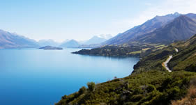 O lindo Lake Wakatipu - o lago mais longo da Nova Zelândia - mudou seu tom de um azul profundo para turquesa e agora ficou mais parecido com os deslumbrant