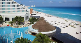 Hotel da rede Meliá se destaca pela experiência personalizada e serviço atencioso. O ME Cancun, hotel all inclusive para adultos da marca ME by Meliá, rec