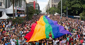 Parada LGBT e cadeia produtiva do segmento movimentam mais de R$ 60 milhões na cidade ao ano. Movimentação financeira inclui casas noturnas, bares e restau