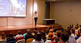 A coordenadora de Promoção Turística da SPTuris, Luciana Canto, durante a apresentação que mostrou a vasta oferta de cultura e entretenimento de São Paulo 