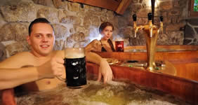 Verdadeira riqueza nacional, a cerveja tcheca, considerada entre as melhores do mundo, serve também como banho de beleza. Durante o banho é possível beber 