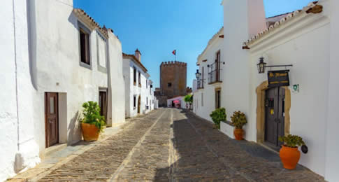 Conheça a vila medieval de Monsaraz, onde a cantora se aventurou por edifícios históricos e passeios a cavalo
