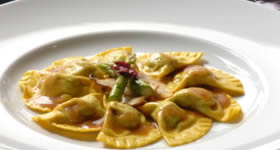 Todos os pratos criados pelo chef Ravioli para o cardápio principal são leves, aromáticos e ganham ingredientes de alta qualidade e tipicamente italianos. 