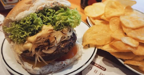 Conhecida pelo seu hambúrguer de receita caseira e sua maionese sem igual, a Osnir Hamburger, tradicional hamburgueria de São Paulo com 49 anos, tem em seu cardápio lanches para os vegetarianos e veganos.