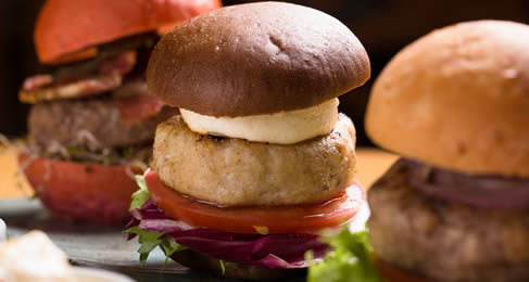 Durante um mês, os fanáticos por hambúrgueres ganham mais uma opção de local para provar o sanduíche que é preferência nacional com receitas preparadas pelo Chef Jonas Garcia