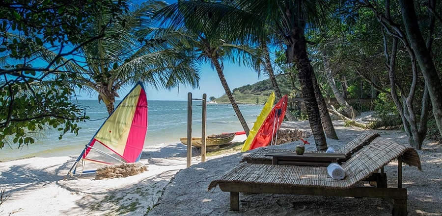 P na areia em frente ao mar - Pousada Enseada das Garas