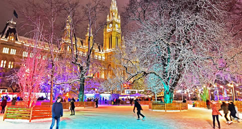 No inverno, a praça diante da prefeitura de Viena se transforma em uma enorme pista de gelo no meio da cidade, preparada para fãs de patinação de todas as idades e destrezas.
