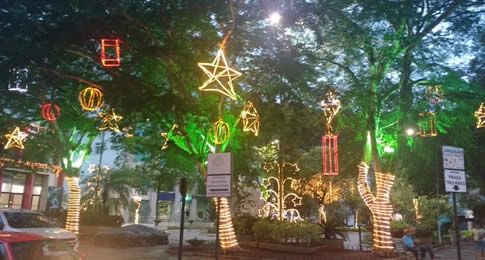 A tradicional festa Castelo de Natal ganhou milhares de micro lâmpadas iluminando com brilho colorido a Praça Três Irmãos e a Igreja matriz de Nossa Senhora da Penha, atraindo visitantes de todo o Brasil