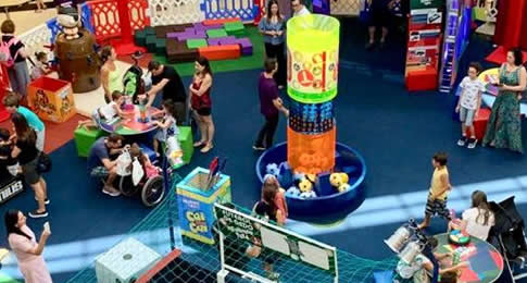 Versões especiais de Genius, Aquaplay, Cai-não-Cai e Pula Pirata estão entre as atrações da praça de eventos; atividade para crianças de todas as idades é gratuita