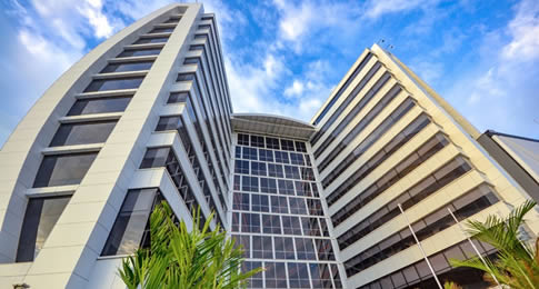 Pertencente ao Aray Ratti Group, o hotel, antes chamado de Sail Plaza Manta, está em operação desde maio de 2017