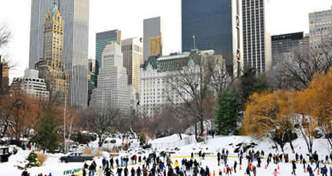 A NYC & Company, órgão oficial de promoção de turismo da cidade de Nova York, convida visitantes a explorar as tradições e festas de fim de ano nos cinco distritos da cidade, já que a temperatura baixa e a neve tornam tudo ainda mais especial. São várias 