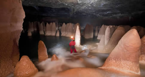 São mais de cem grutas, além de cavernas e paredões perfeitos para escaladas.