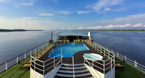 Com significado histórico, o navio-hotel oferece uma aventura pelos Rios Negro e Solimões com todo o conforto e contato com a natureza