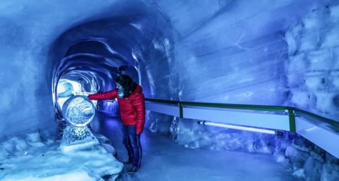 Titlis Glacier Cave: caverna com gelo formado há mais de 5 anos, viajantes podem descer a 20 metros de profundidade
