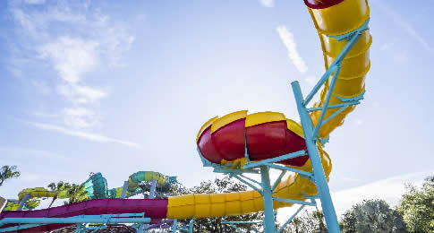 Parque aquático de Tampa ganha o primeiro toboágua de espiral duplo dos Estados Unidos
