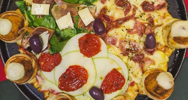 Nestor Pizzaria Gastronômica, na Vila Prudente, inova com pizza que traz borda de coxinha 