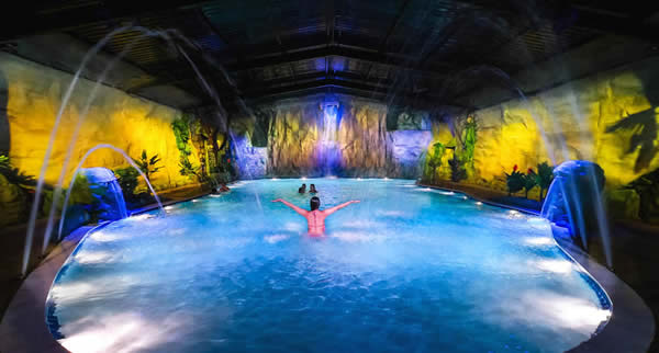 O Acampamento Peraltas possui um parque aquático com cinco piscinas, sendo três climatizadas
