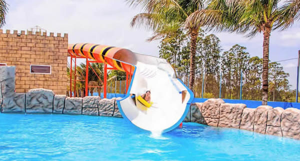 O parque aquático Castelo Park Aquático tem atrações para todos os perfis, de descidas radicais a correntezas tranquilas e brinquedos infantis