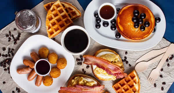 O American Breakfast.co traz um cardápio com clássicos e releituras inspirados na culinária norte-americana, disponível durante todo o dia 