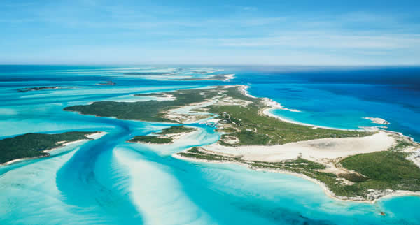 À medida que as férias se aproximam no Hemisfério Sul, os turistas em busca de sua próxima viagem não precisam procurar além das Bahamas