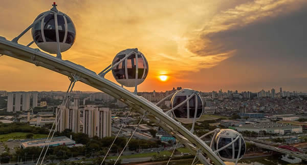 Mais nova atração turística de São Paulo celebra primeiro aniversário da cidade com parcerias e distribuição de brindes para visitantes
