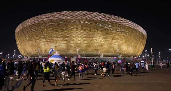 Uma excursão de ônibus guiada a cinco estádios que fizeram parte da Copa do Mundo da FIFA no Qatar em 2022 está disponível para passageiros com um mínimo de oito horas de conexão. Arena de squash e simulador de golfe também estão disponíveis no Oryx Airport Hotel do Aeroporto Internacional de Hamad para passageiros com conexão de pelo menos quatro horas