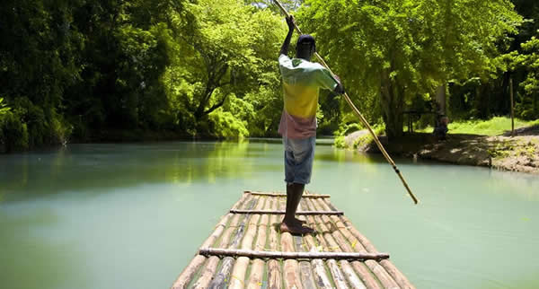 O destino - conhecido por sua beleza natural e por ser o berço do reggae - é, também, ideal para os amantes de aventura. Destaque Para a experiência de rafting no rio Martha Brae.