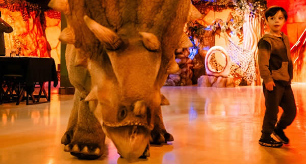 Localizado no tradicional Shopping Ibirapuera, o restaurante temático transporta o público para uma viagem a era dos dinossauros 