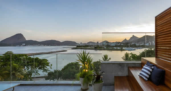 A festa da virada será realizada no restaurante Orla 21, localizado no rooftop do hotel com vista deslumbrante do Rio de Janeiro