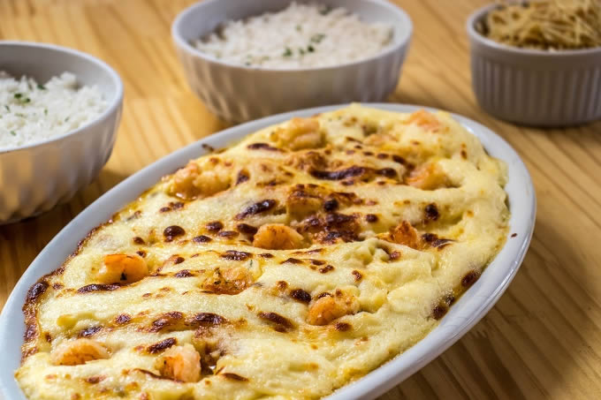 Bar Jordo - Fil de Saint Peter gratinado com camaro, arroz branco e batata palha