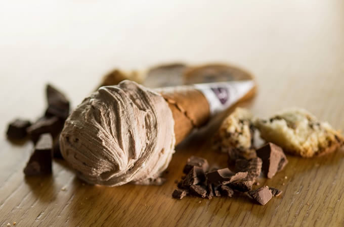 sorvete de chocotone com gianduia e pedaços de chocolate | henrique peron