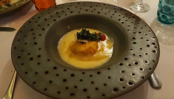 Raviolone de ricota fresca, espinafre, gema de ovo e creme trufado