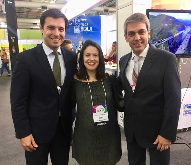 Eduardo Zorzanello na 40ª AVIESP, com a diretora de negócios, Juliana Assumpçao, e o presidente da feira, Fernando Santos